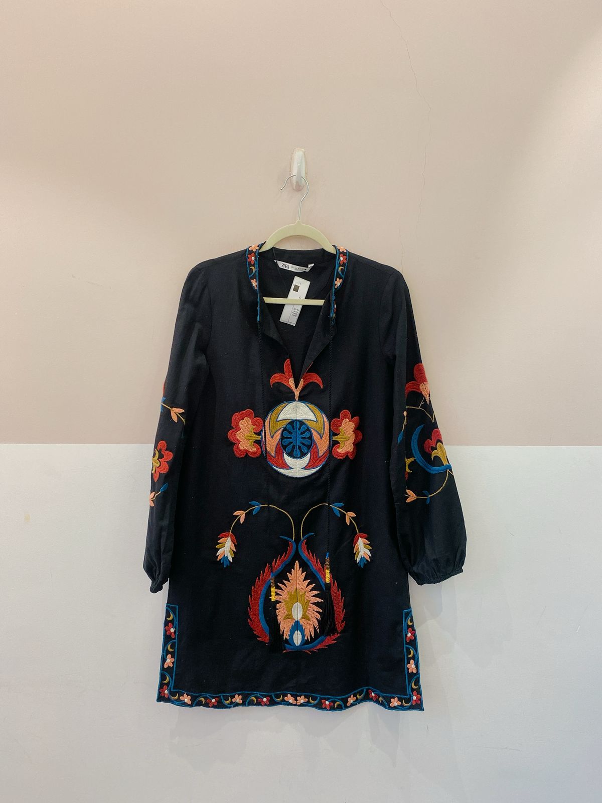 Vestido curto preto bordado Zara P - Imagem 2