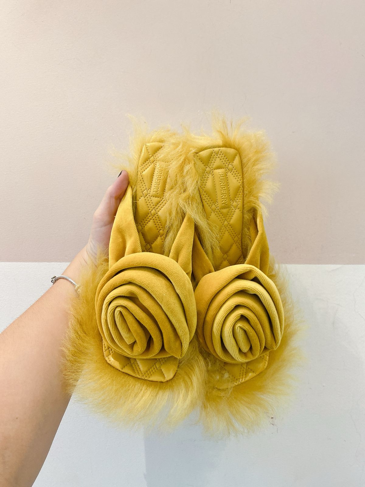 Sandália mostarda flor Burberry 37 - Imagem 2