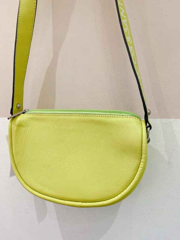 Bolsinha couro tiracolo lima Loucos e Santos - Imagem 3