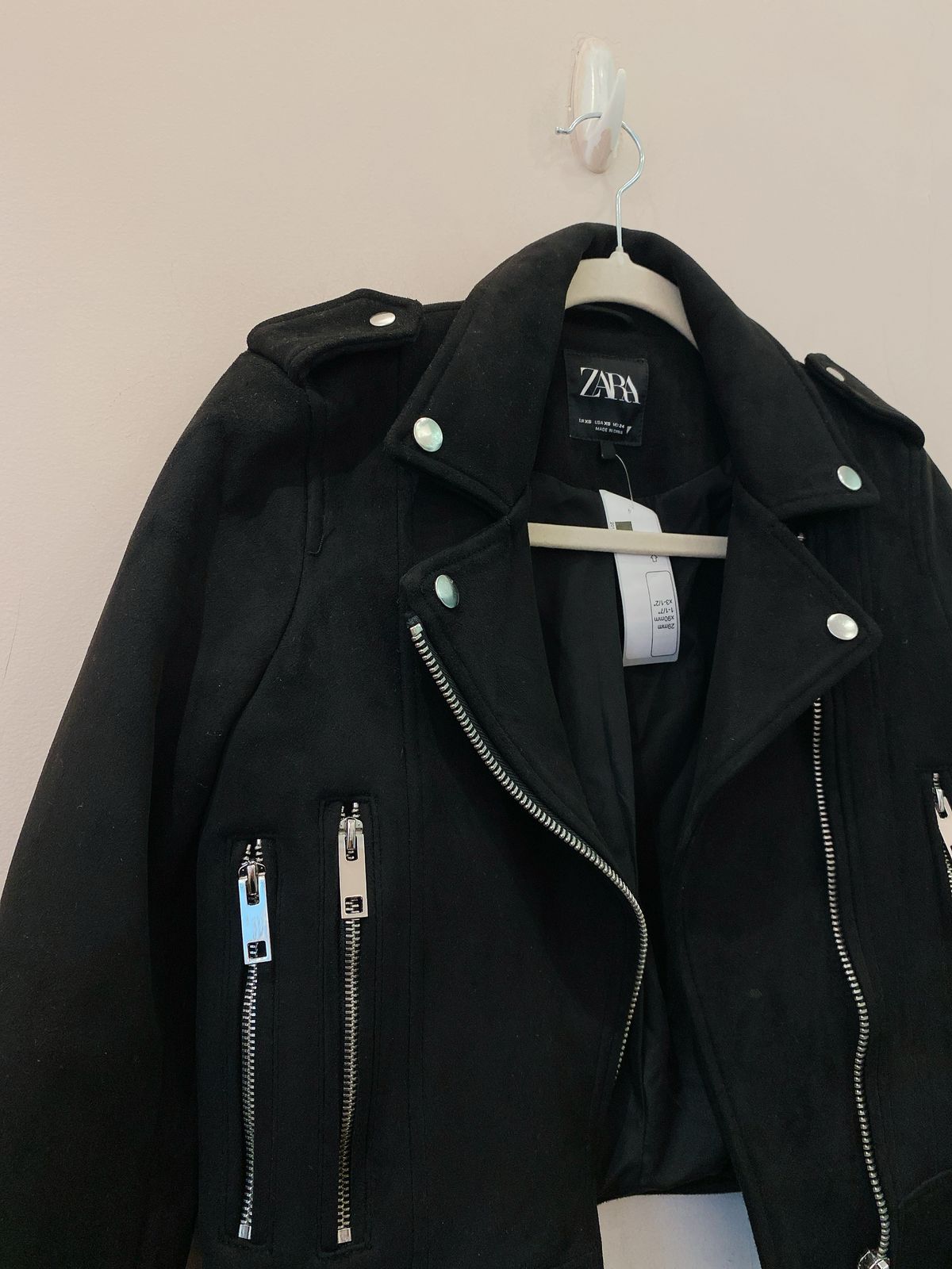 Jaqueta suede preta fivelas Zara PP - Imagem 4