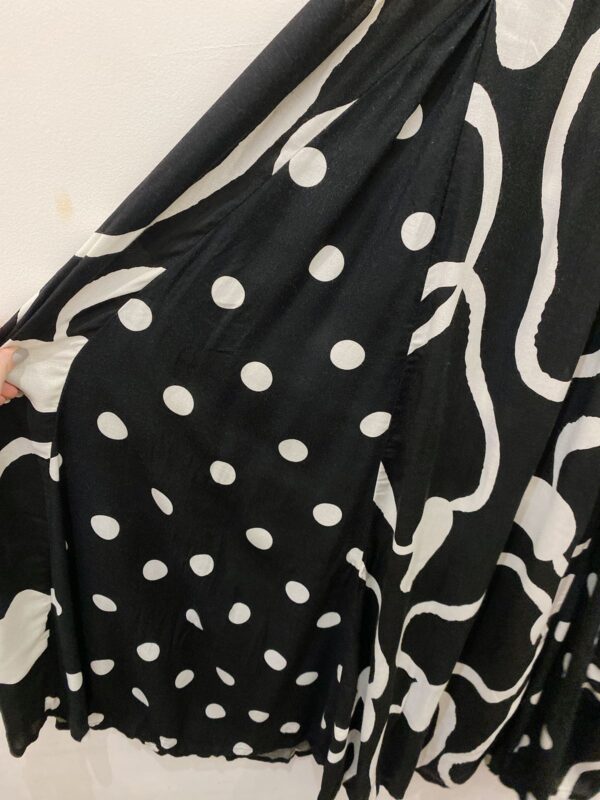 Vestido midi estampado p&b Farm P - Imagem 5