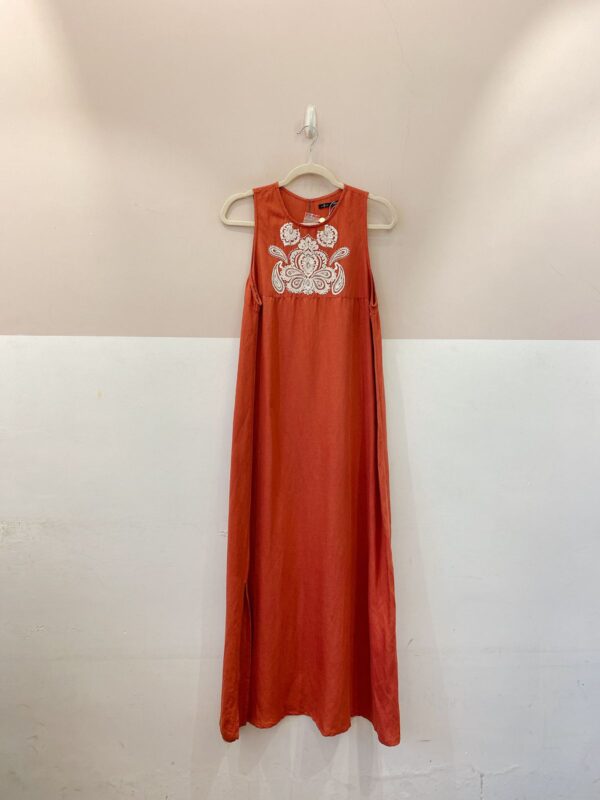 Vestido midi rosa antigo bordado Maria Filó M