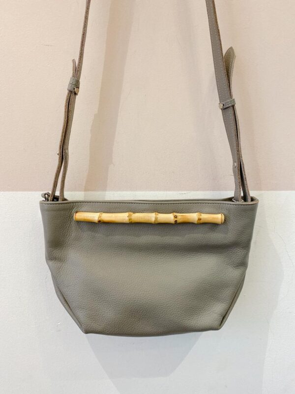 Bolsa couro cinza bambu Glorinha Paranaguá - Imagem 3