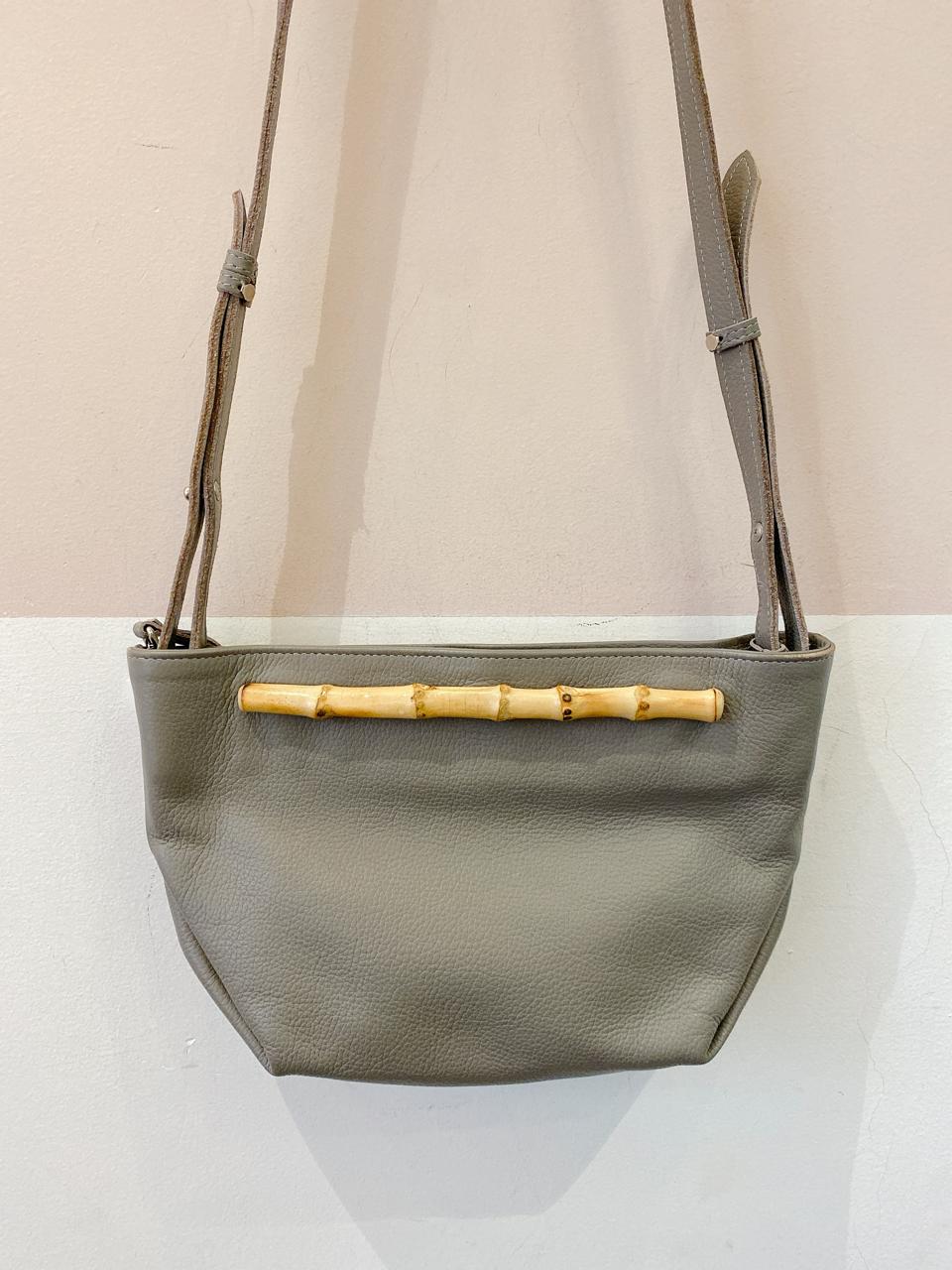 Bolsa couro cinza bambu Glorinha Paranaguá - Imagem 4