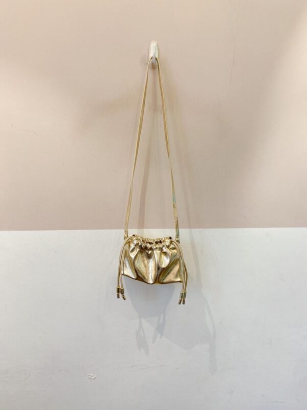 Bolsa tiracolo metálica dourada C&A