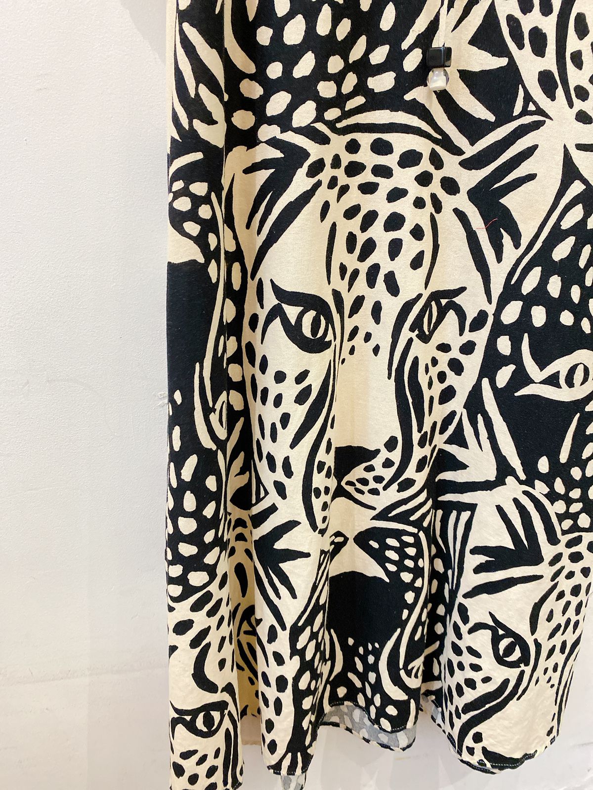 Vestido midi p&b estampado Farm P - Imagem 6