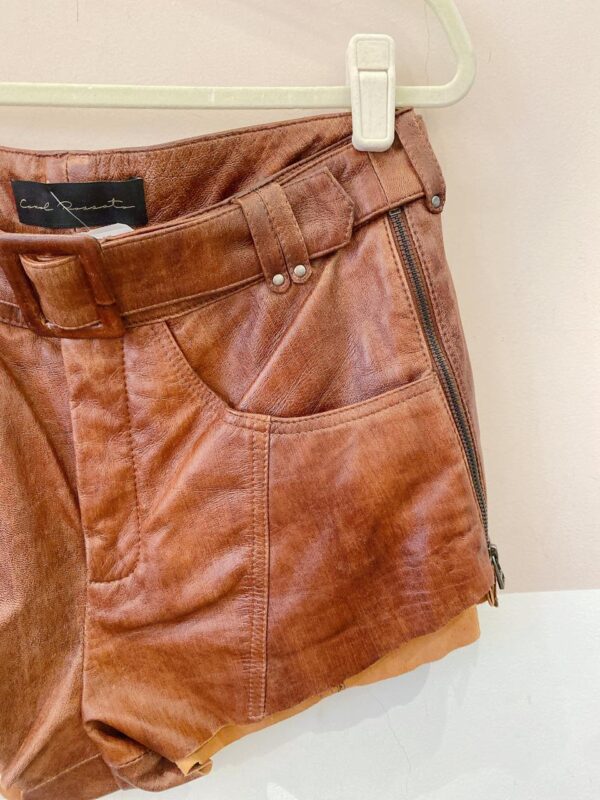 Short couro marrom cinto Carol Rossato 36 - Imagem 5