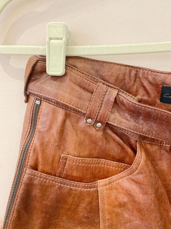 Short couro marrom cinto Carol Rossato 36 - Imagem 3