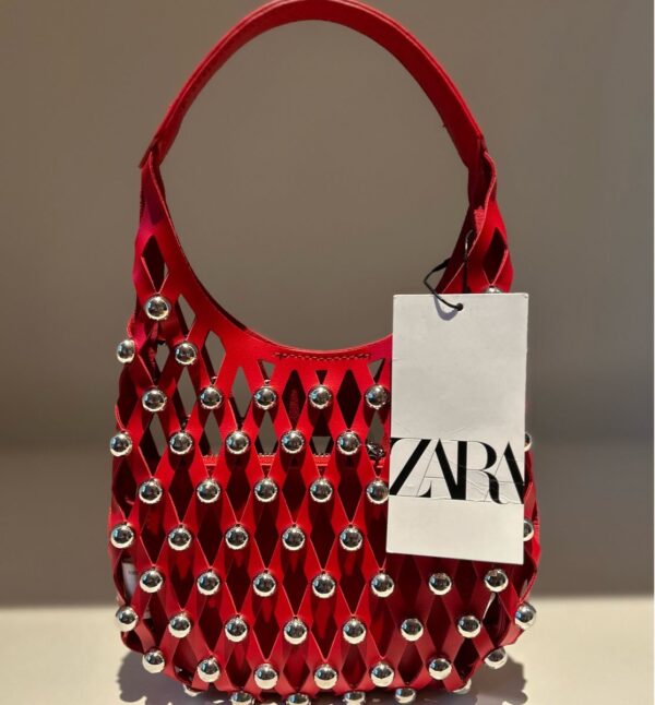 Bolsa de mão vermelha com esferas de metal Zara