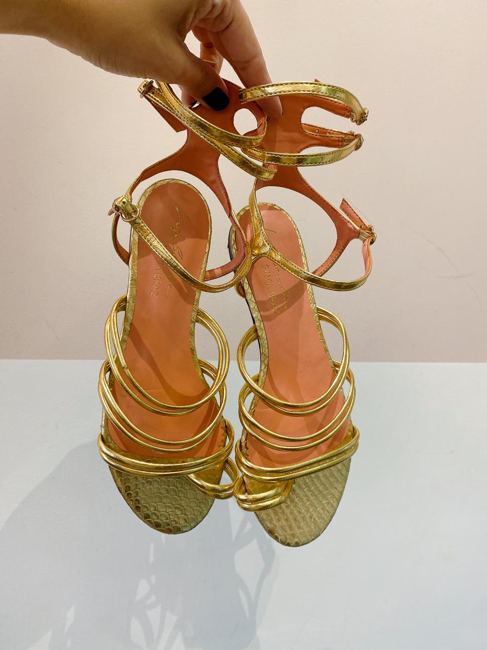 Sandalia dourada Luiza Barcellos 37 - Imagem 2