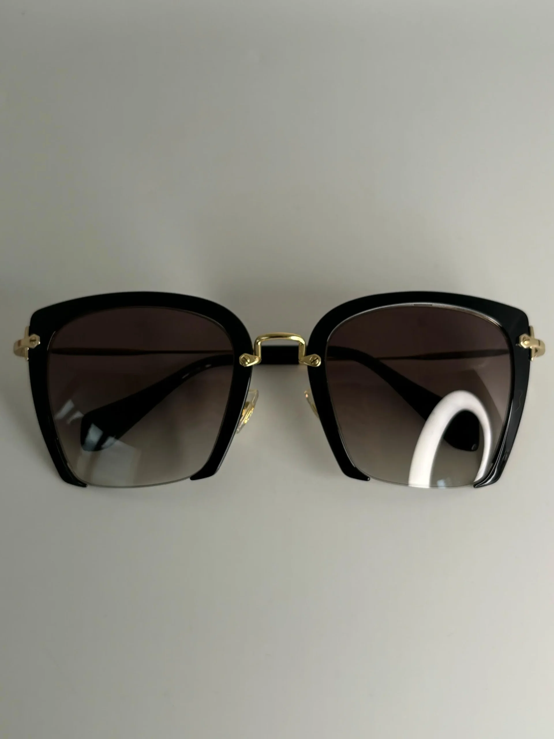 Óculos Miu Miu Retangular Preto com lateral Dourada - Imagem 2