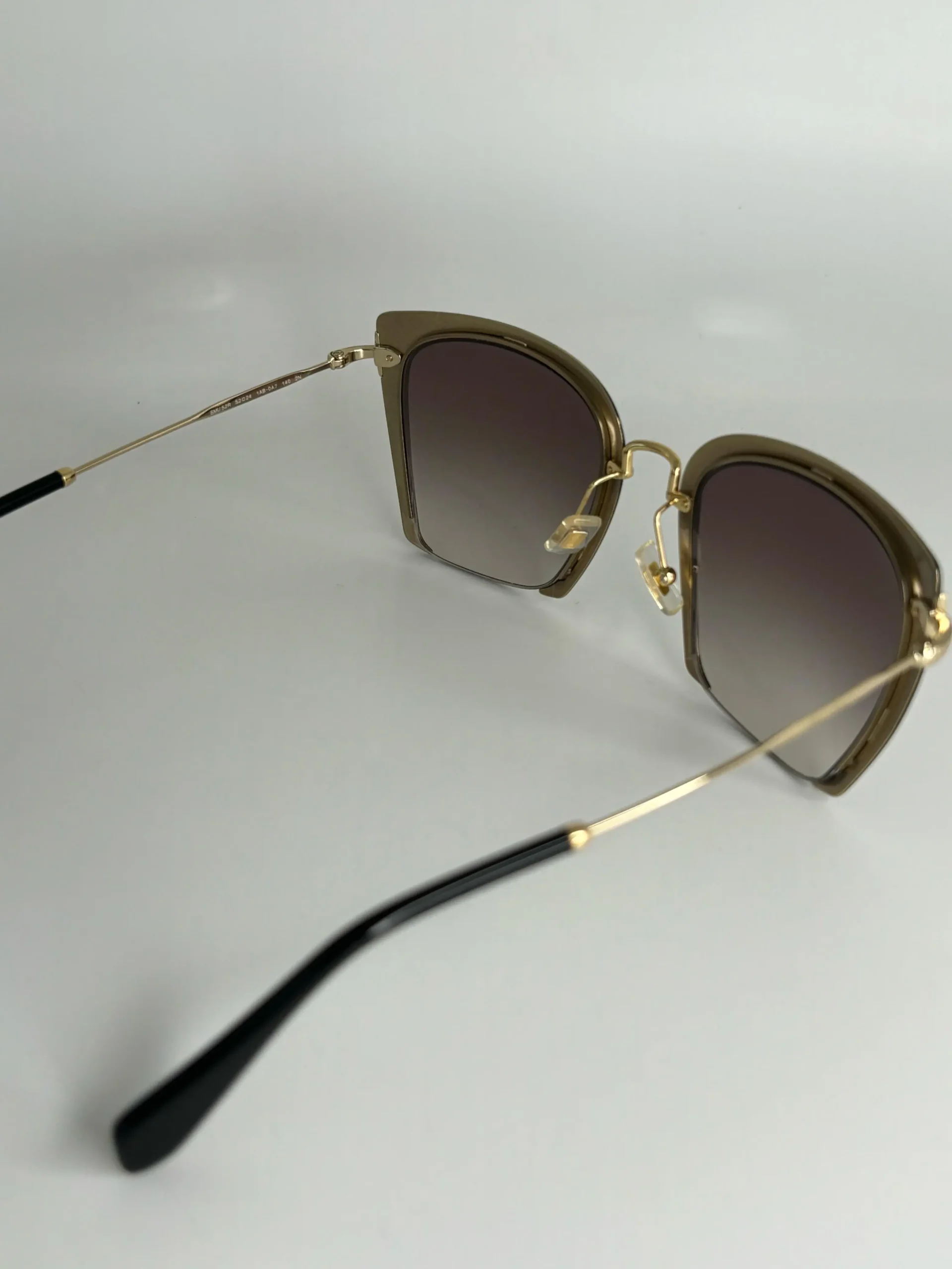 Óculos Miu Miu Retangular Preto com lateral Dourada - Imagem 3